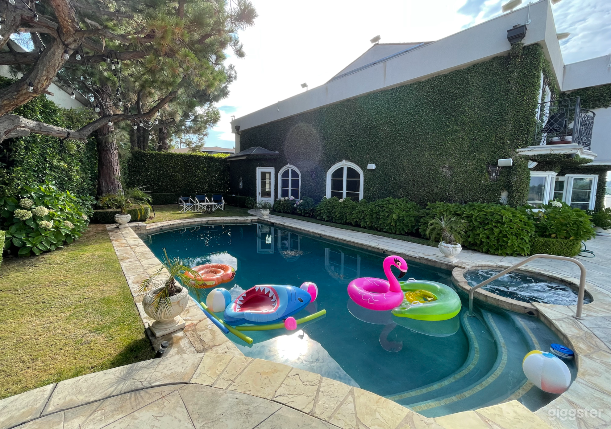 Amazing Hollywood Hills Mansion  Photo 2