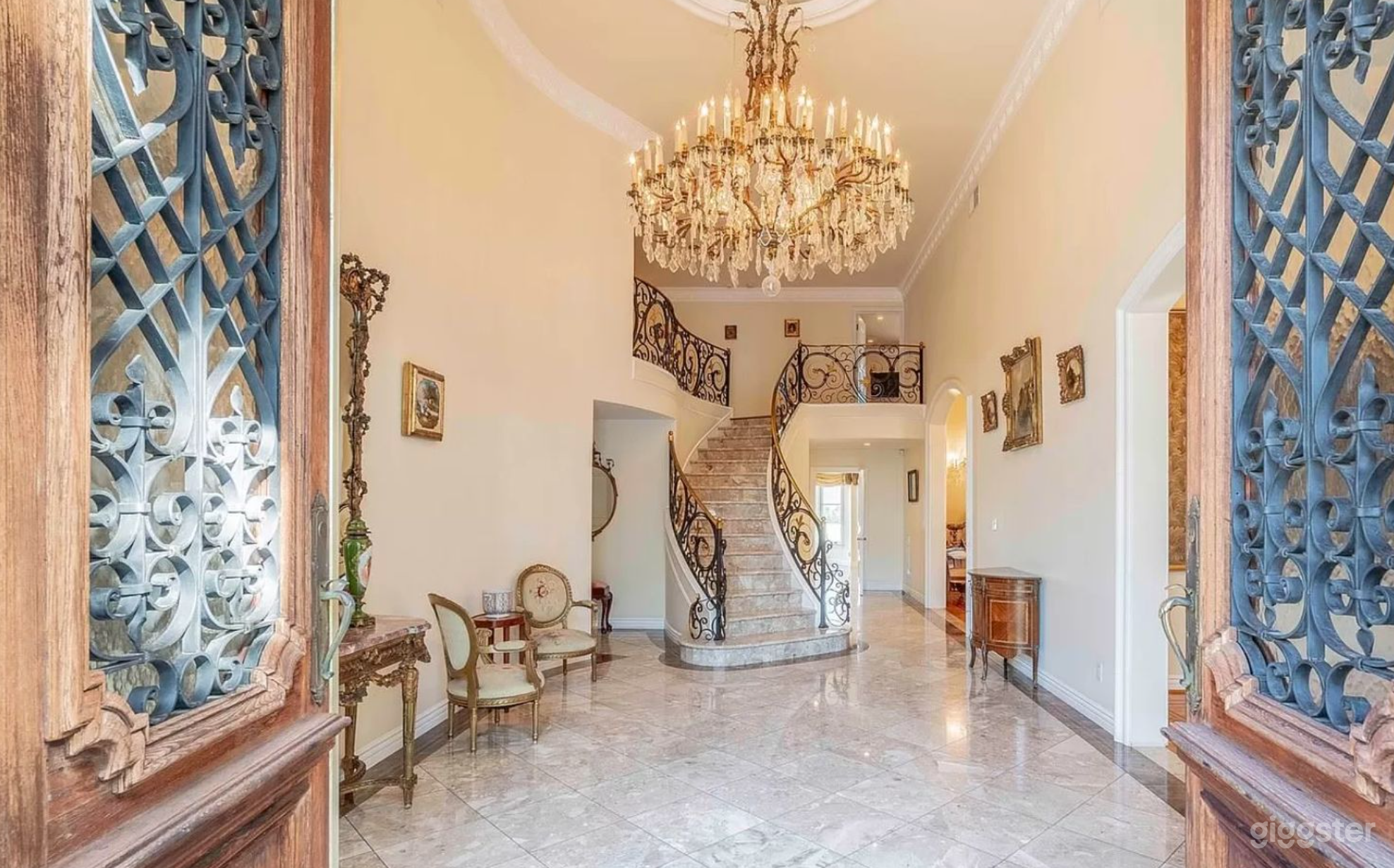 Amazing Hollywood Hills Mansion  Photo 3