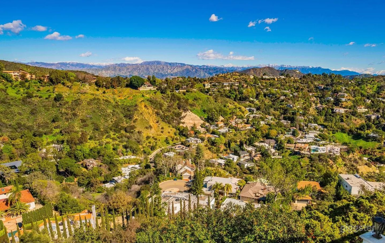  Amazing Hollywood Hills Mansion  