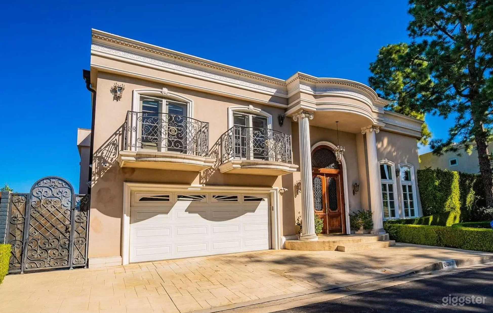 Amazing Hollywood Hills Mansion  Photo 4