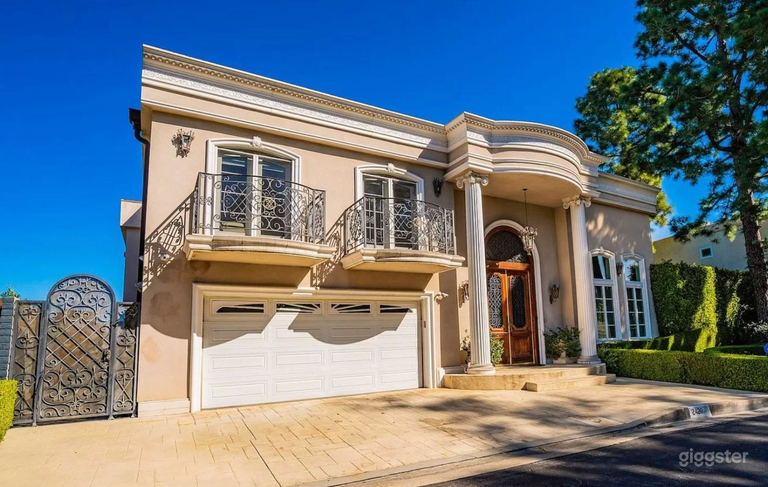  Amazing Hollywood Hills Mansion  