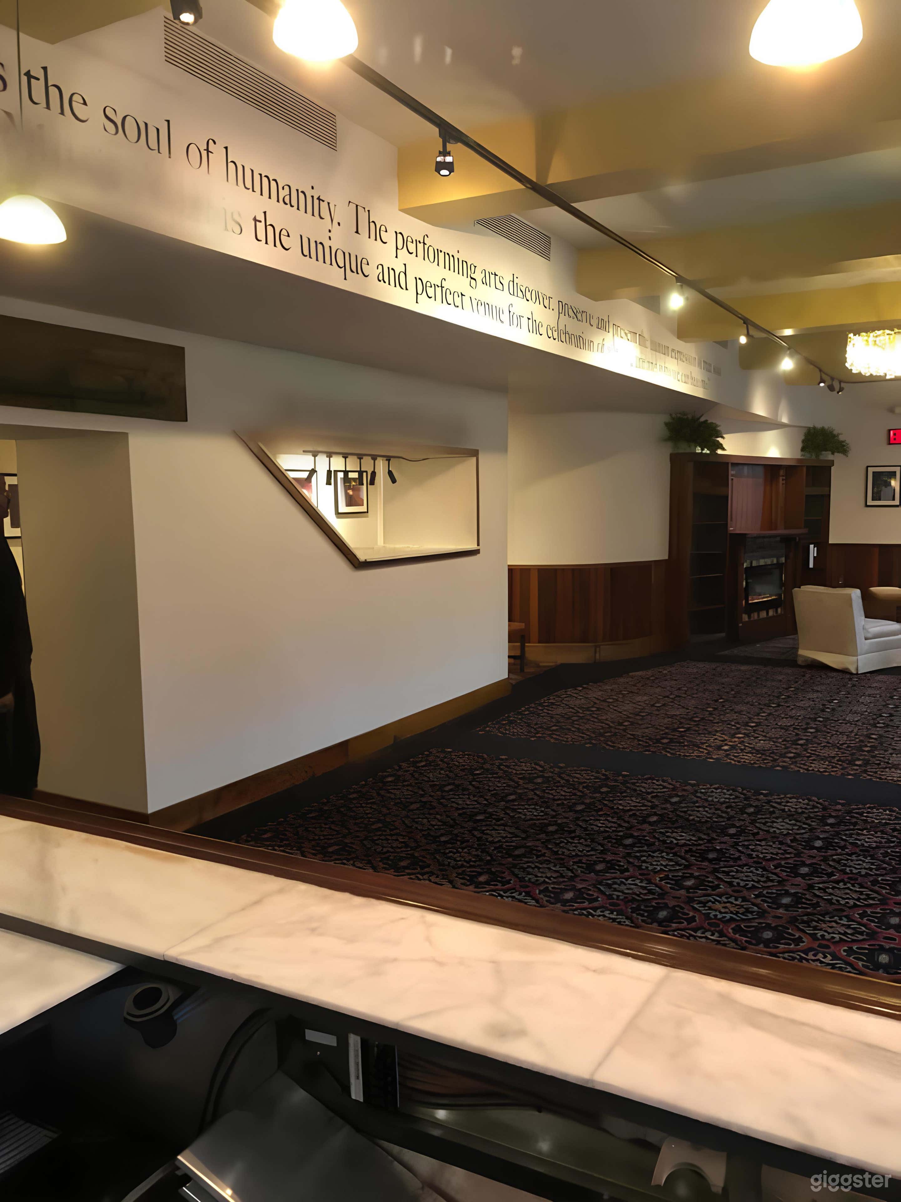 BASSETT LOUNGE Photo 4