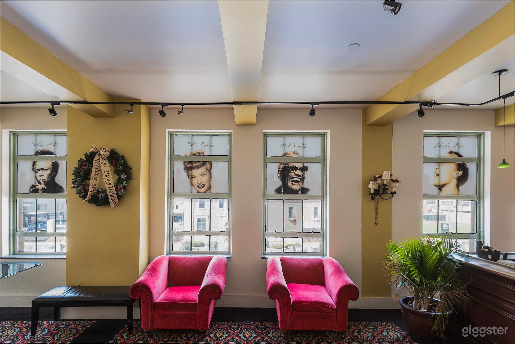 BASSETT LOUNGE Photo 1