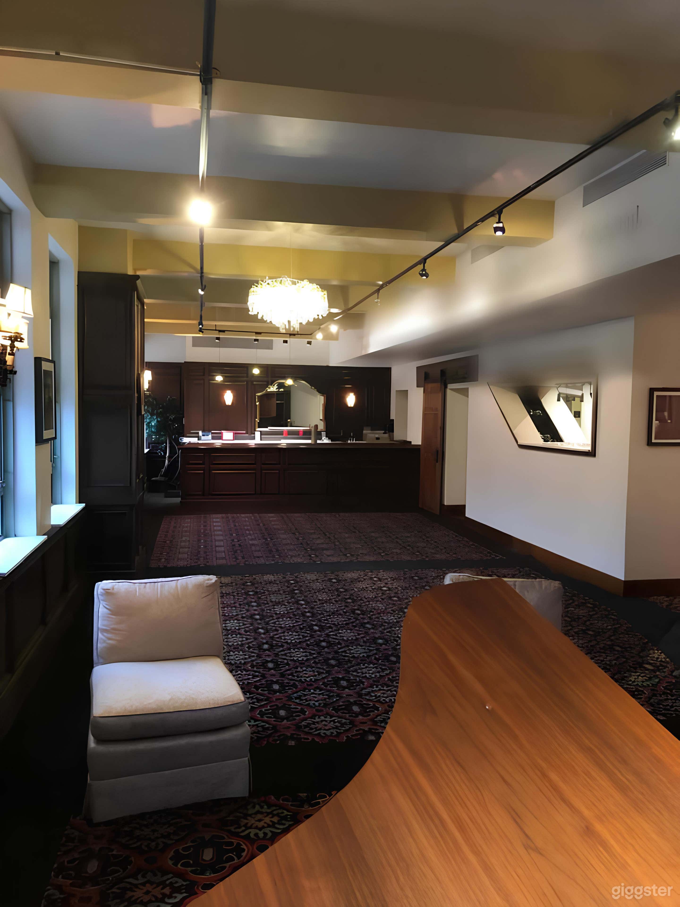 BASSETT LOUNGE Photo 3