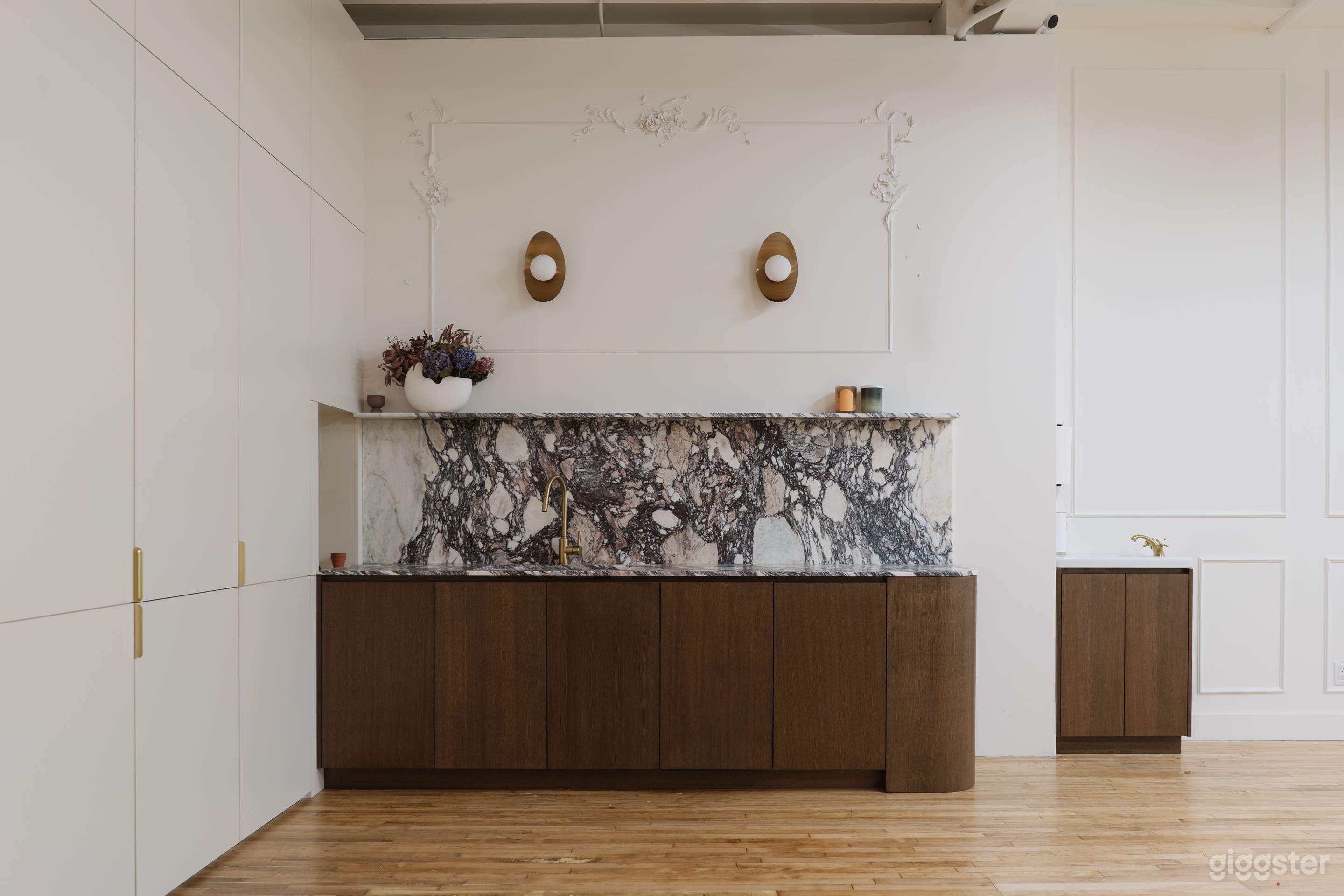 Natural Light Studio, 13 ft Ceiling, 1500 sq. ft Photo 2