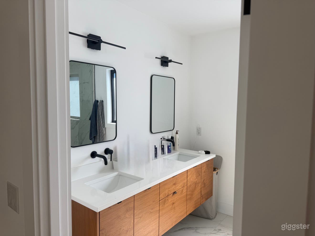 Modern 3,500 sq ft Home with Rooftop Deck — Danforth Village Photo 3