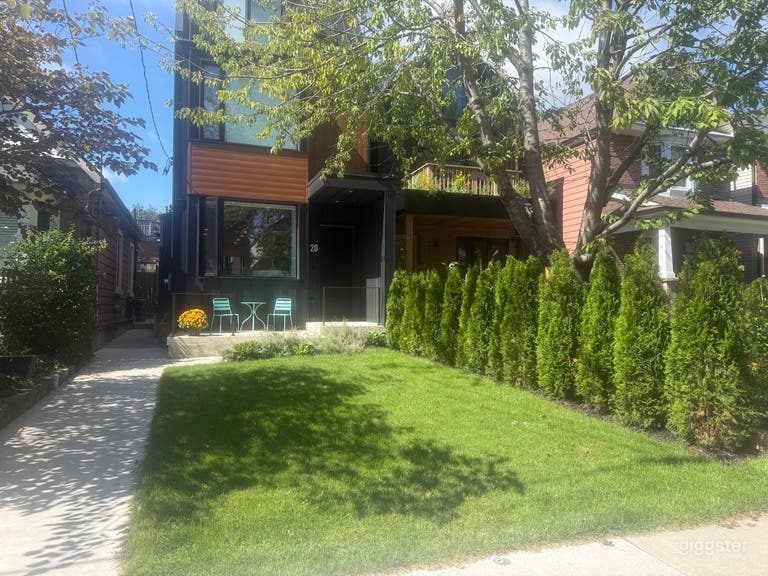  Maison moderne de 3 500 sq ft avec terrasse sur le toit — Danforth Village 