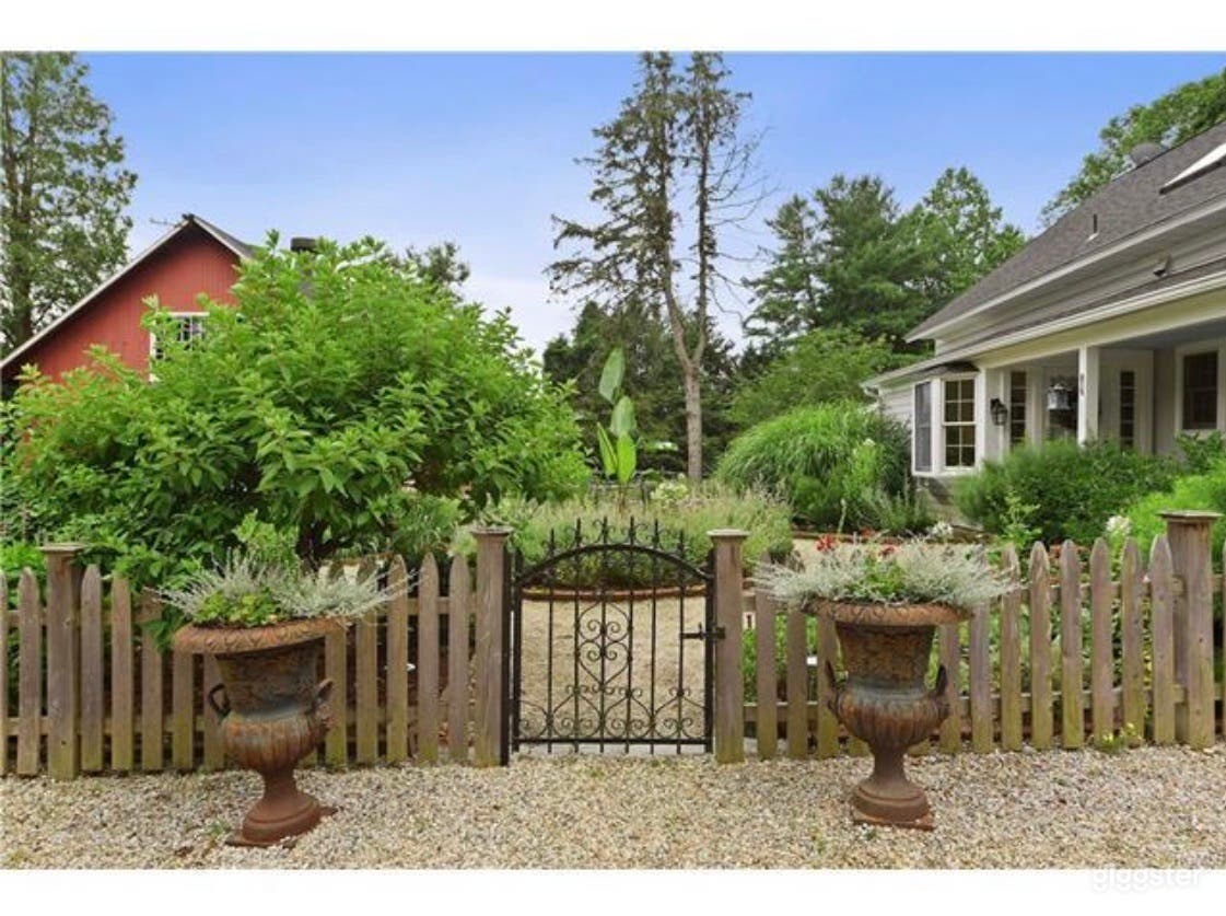1895 Carriage House Home w/English Gardens &amp; Barn Photo 2