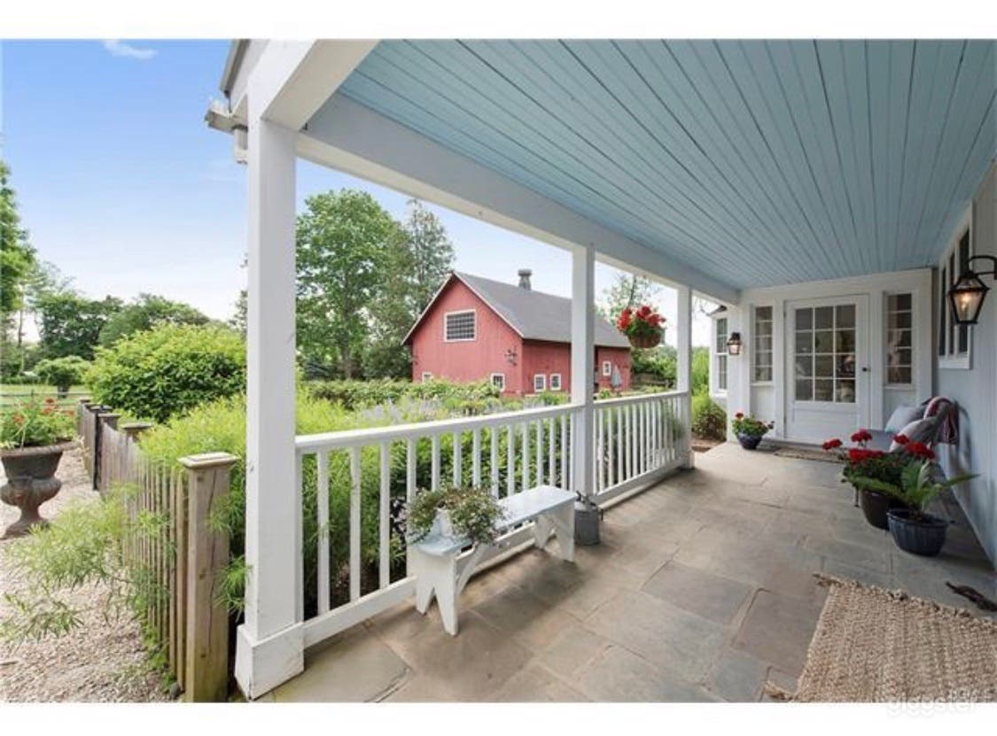 1895 Carriage House Home w/English Gardens &amp; Barn Photo 3