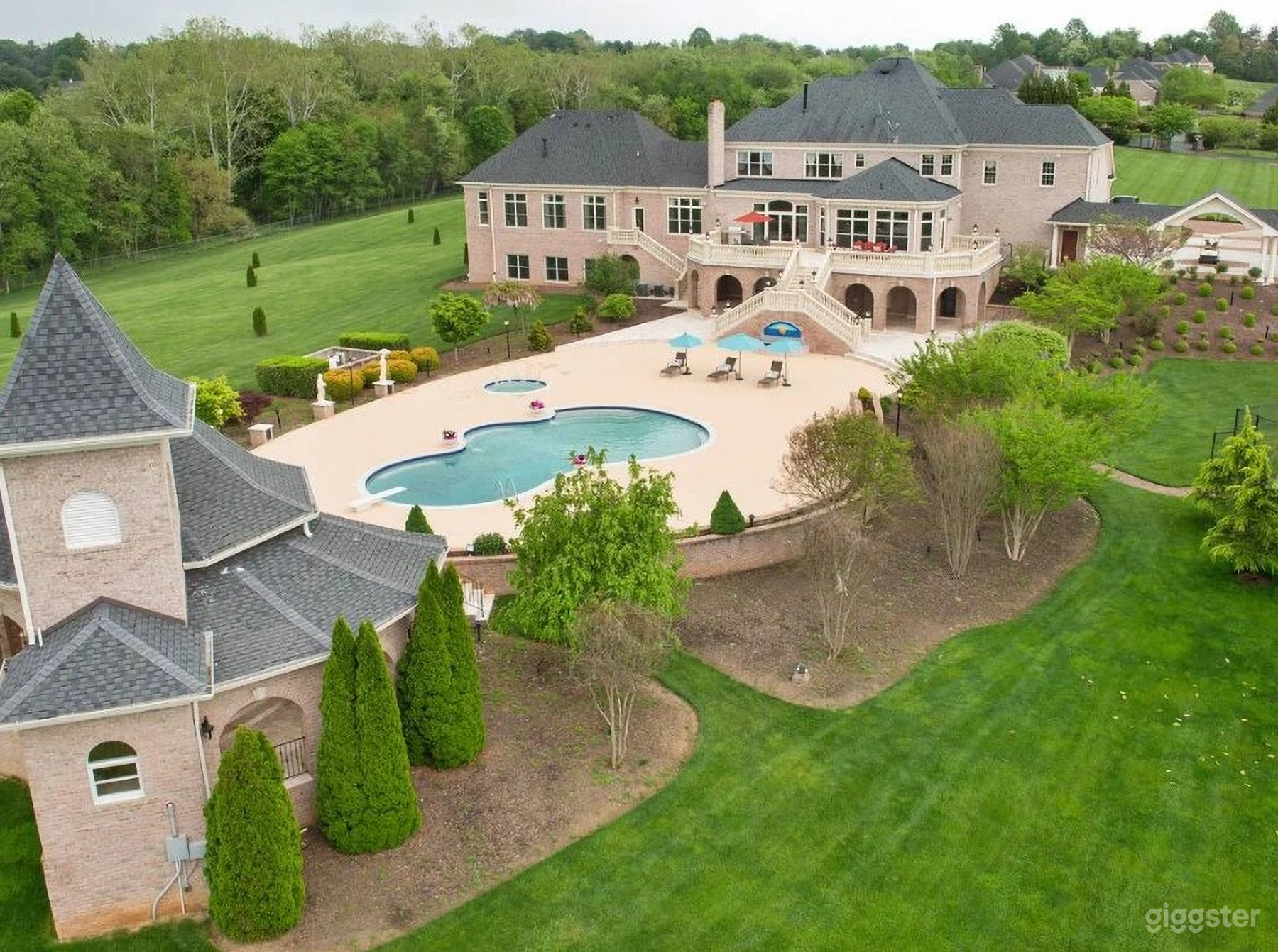 Resort-style Pool with Pool house Photo 3