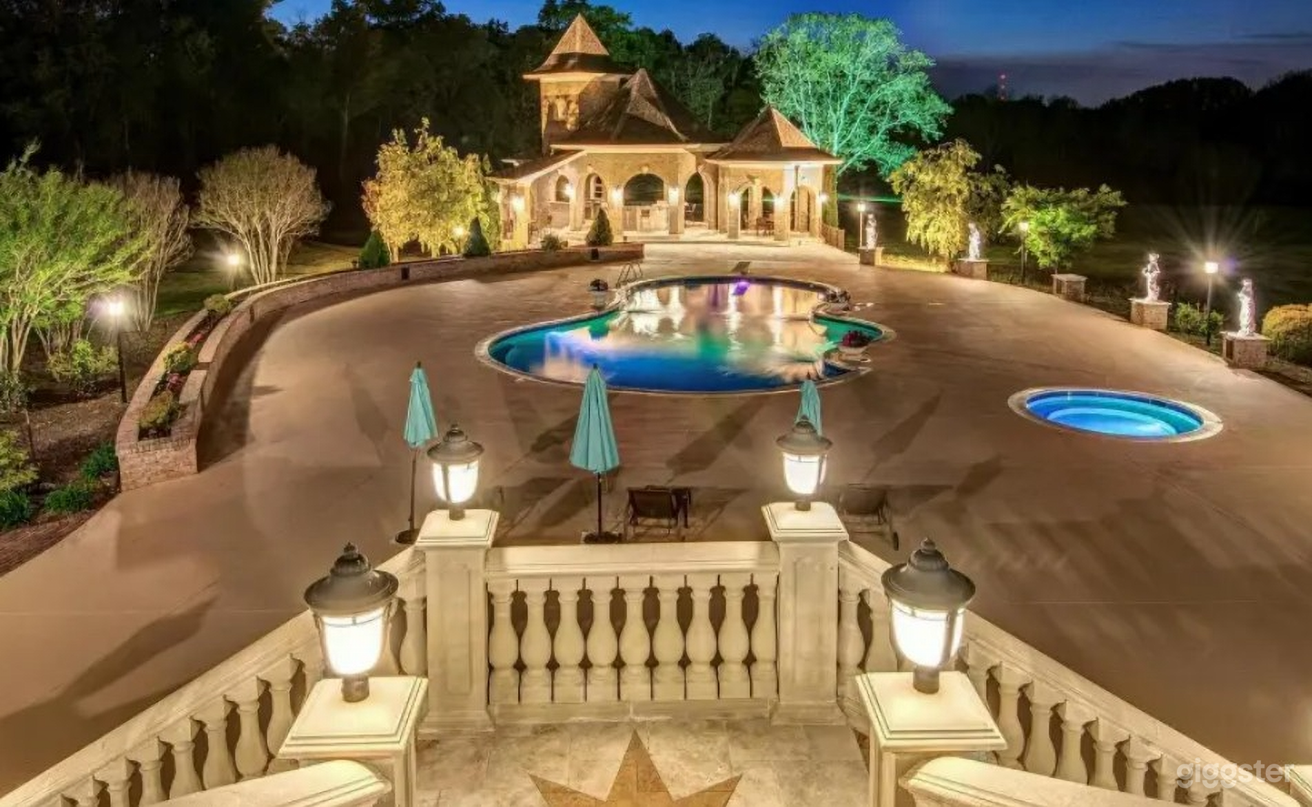 Resort-style Pool with Pool house Photo 4