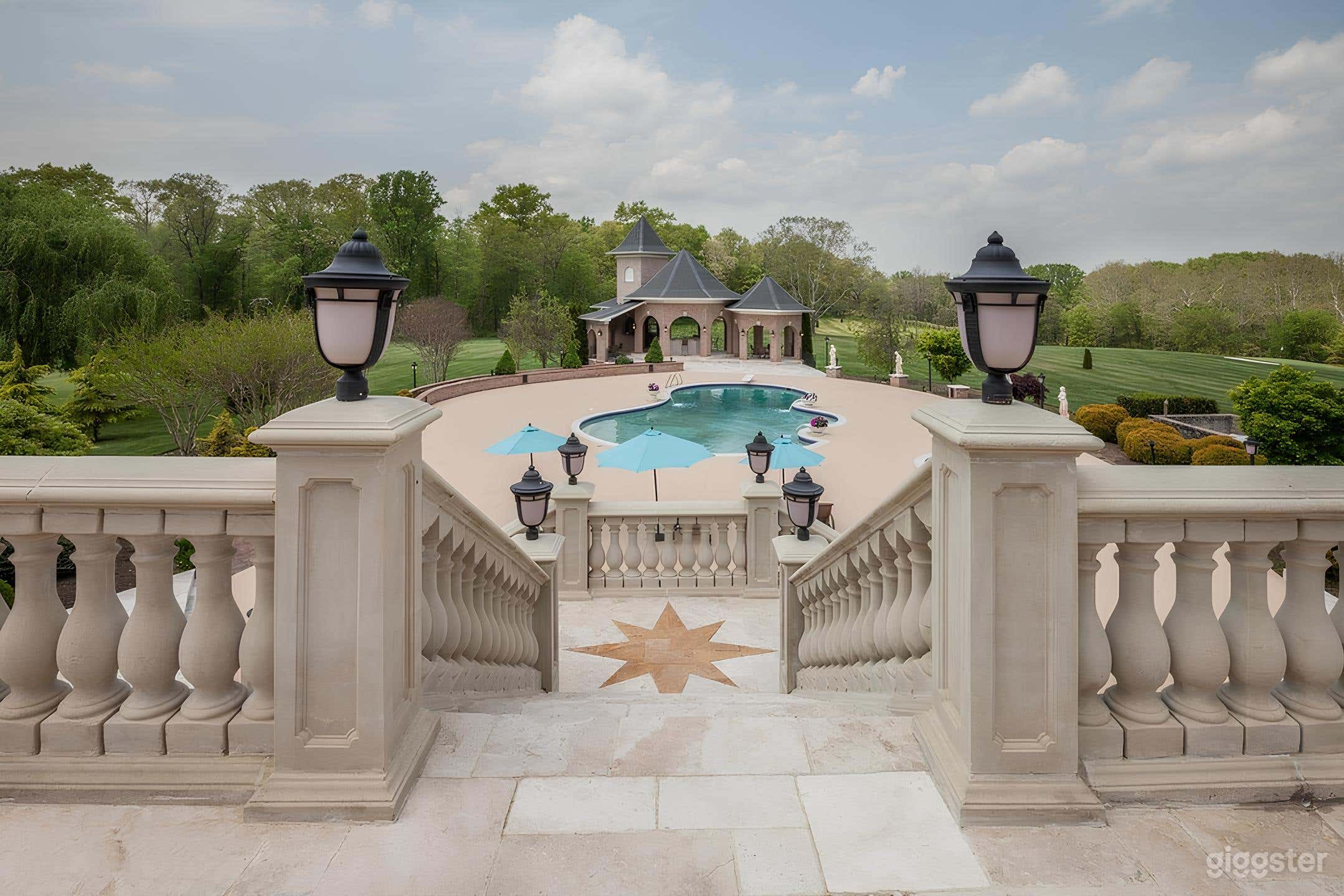 Resort-style Pool with Pool house Photo 2