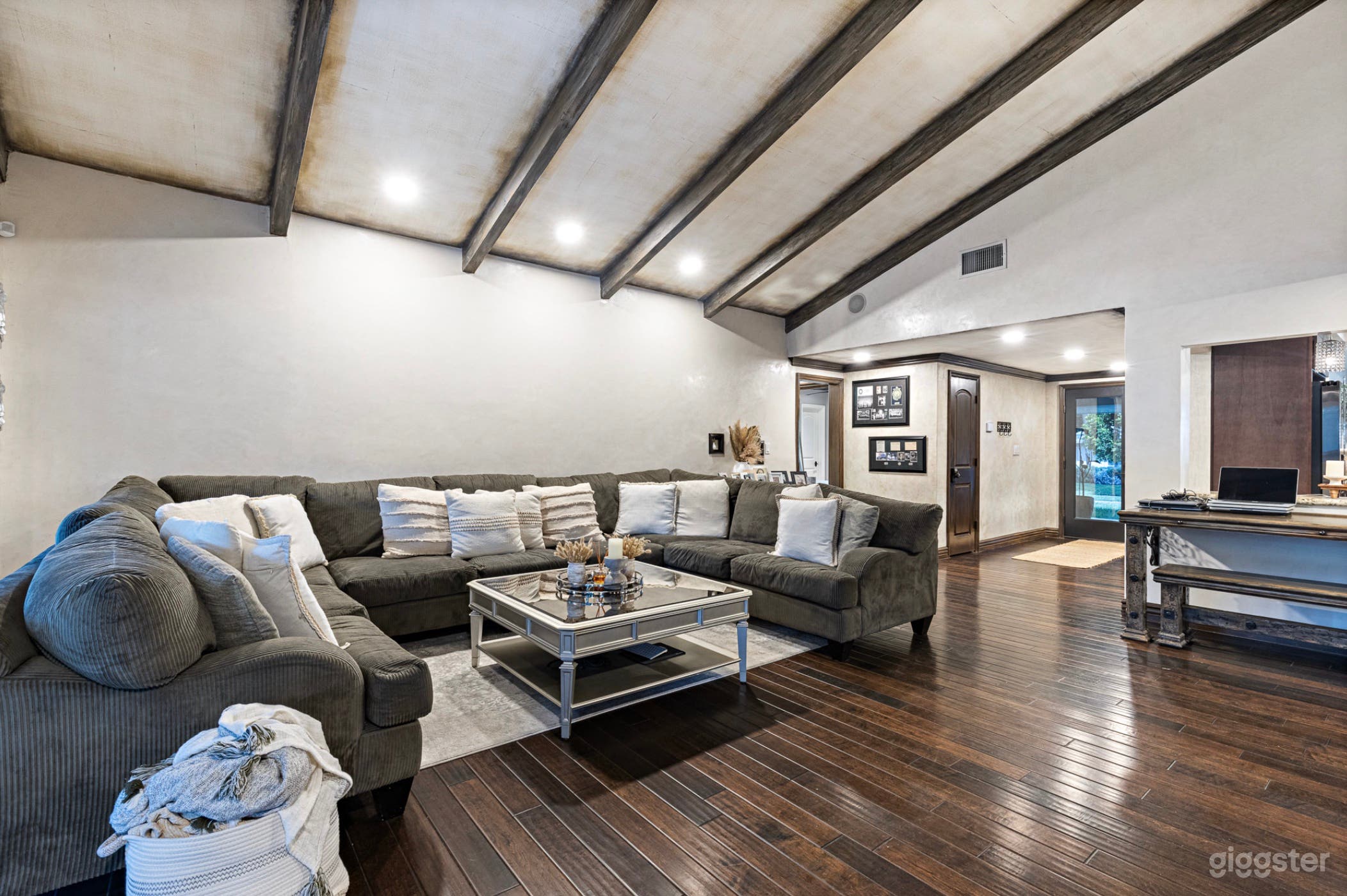 Modern Rustic Casa De Luster Photo 1