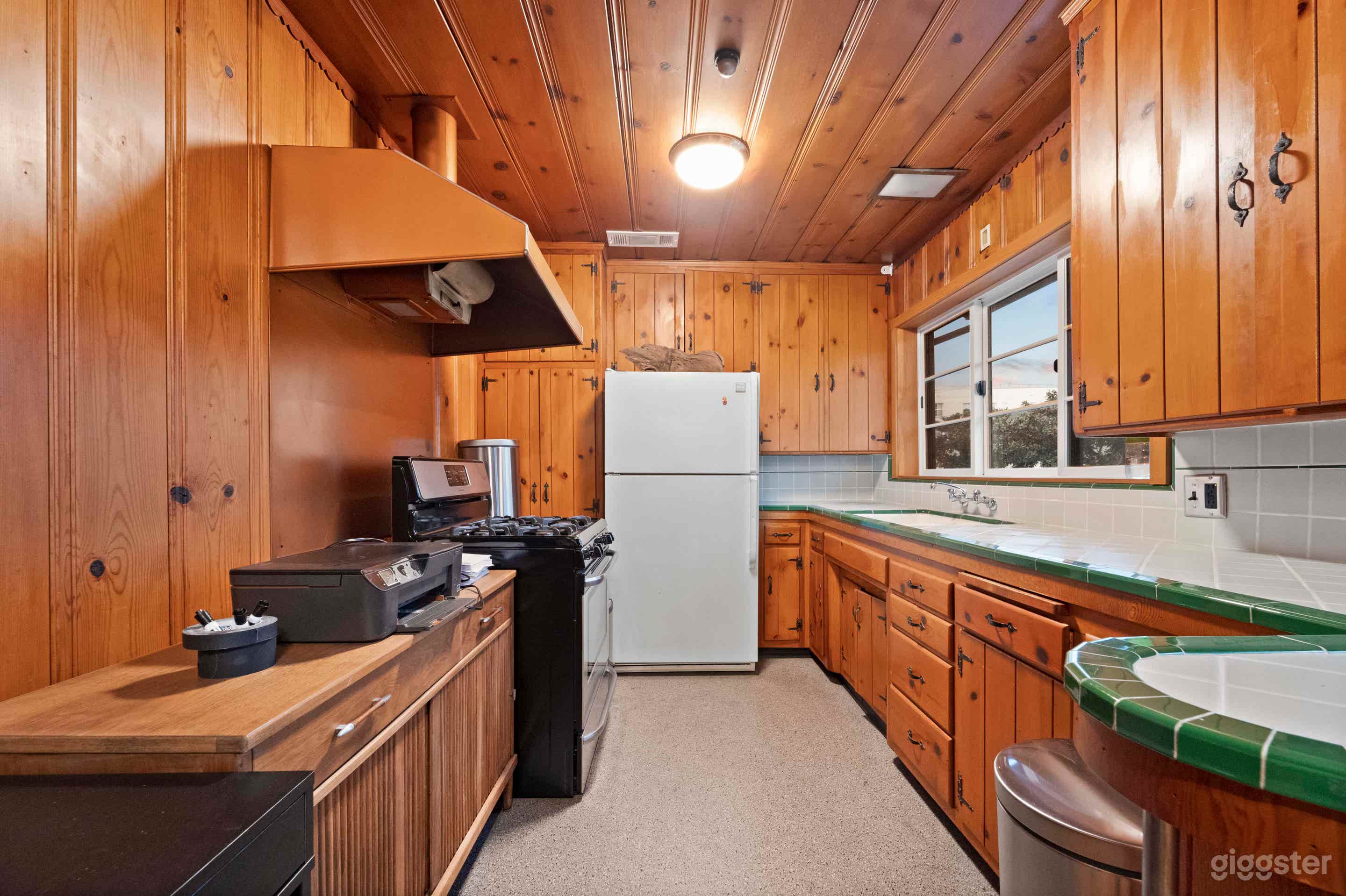 Upstairs Studio/Meeting/Production Space Photo 4