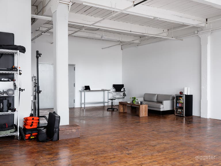  Spacious, Day-lit Photo Studio with Gear included! 