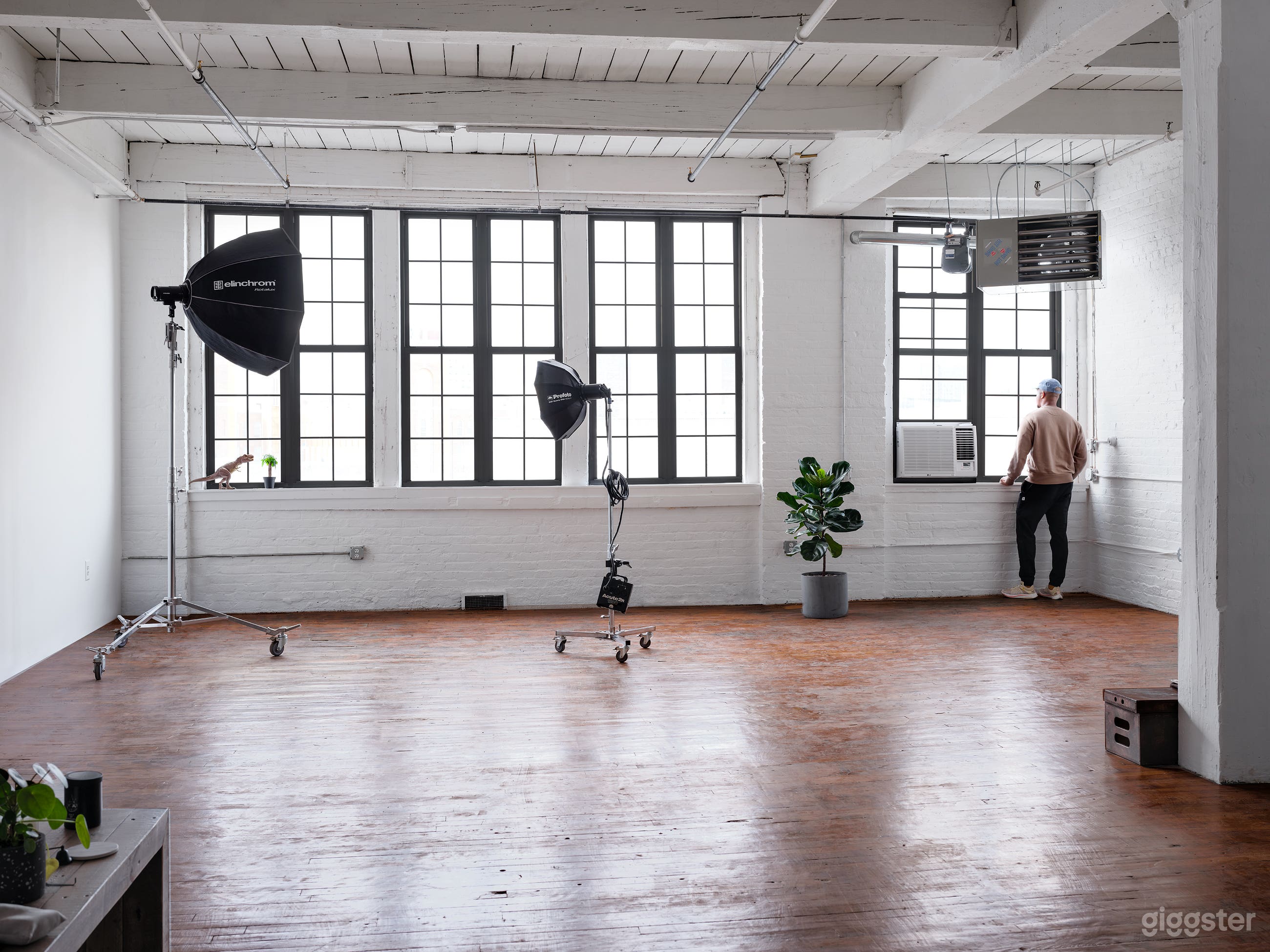 Spacious, Day-lit Photo Studio with Gear included! Photo 2