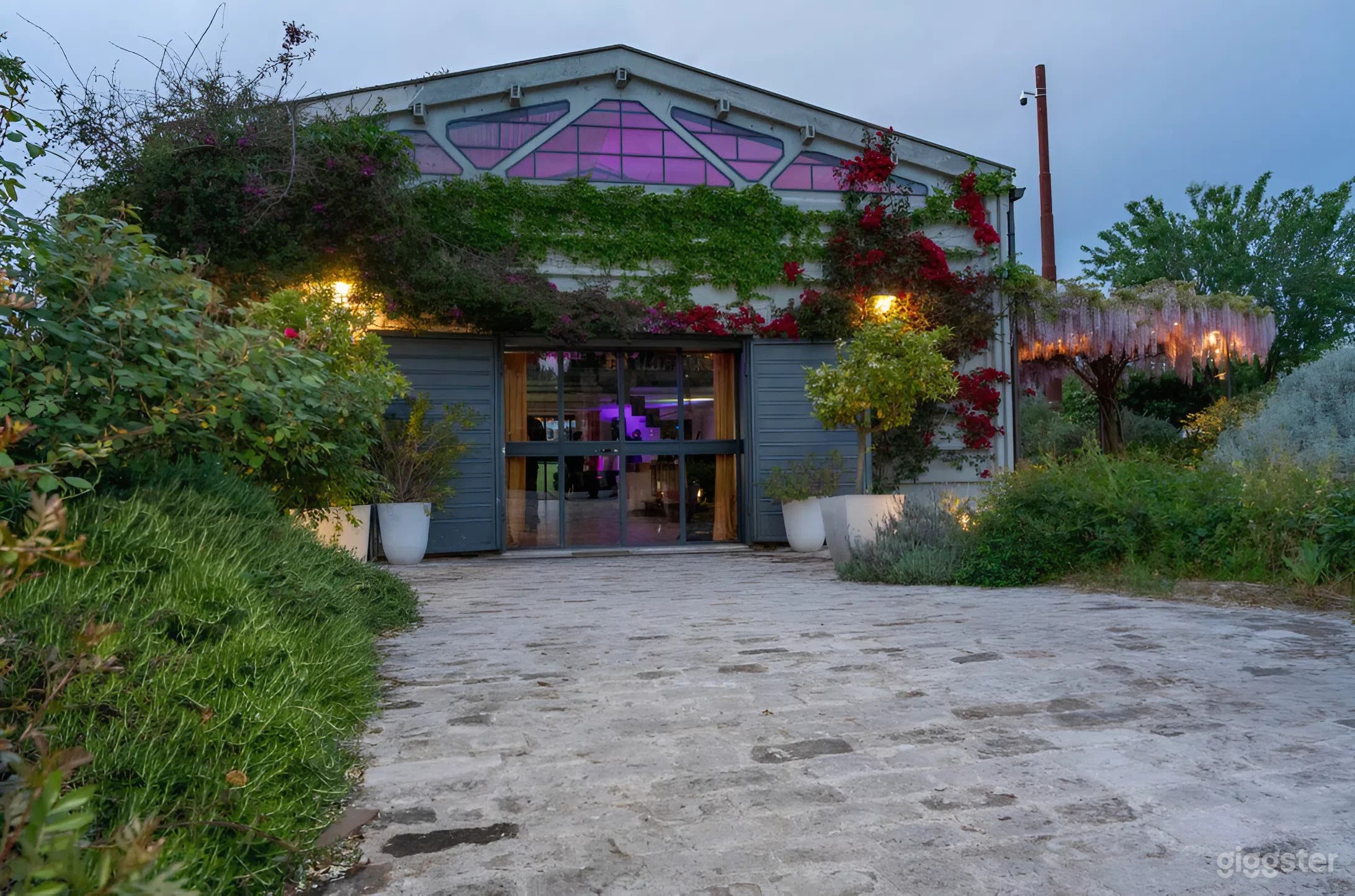 Foto di Loft Moderno con Giardino in Splendido Contesto Archeologico 1
