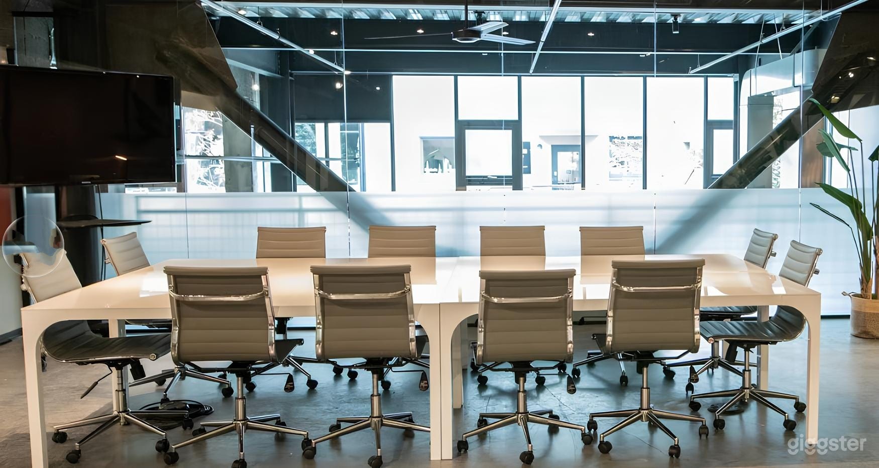 Suite 100M: Dynamic Meeting Space Photo 4