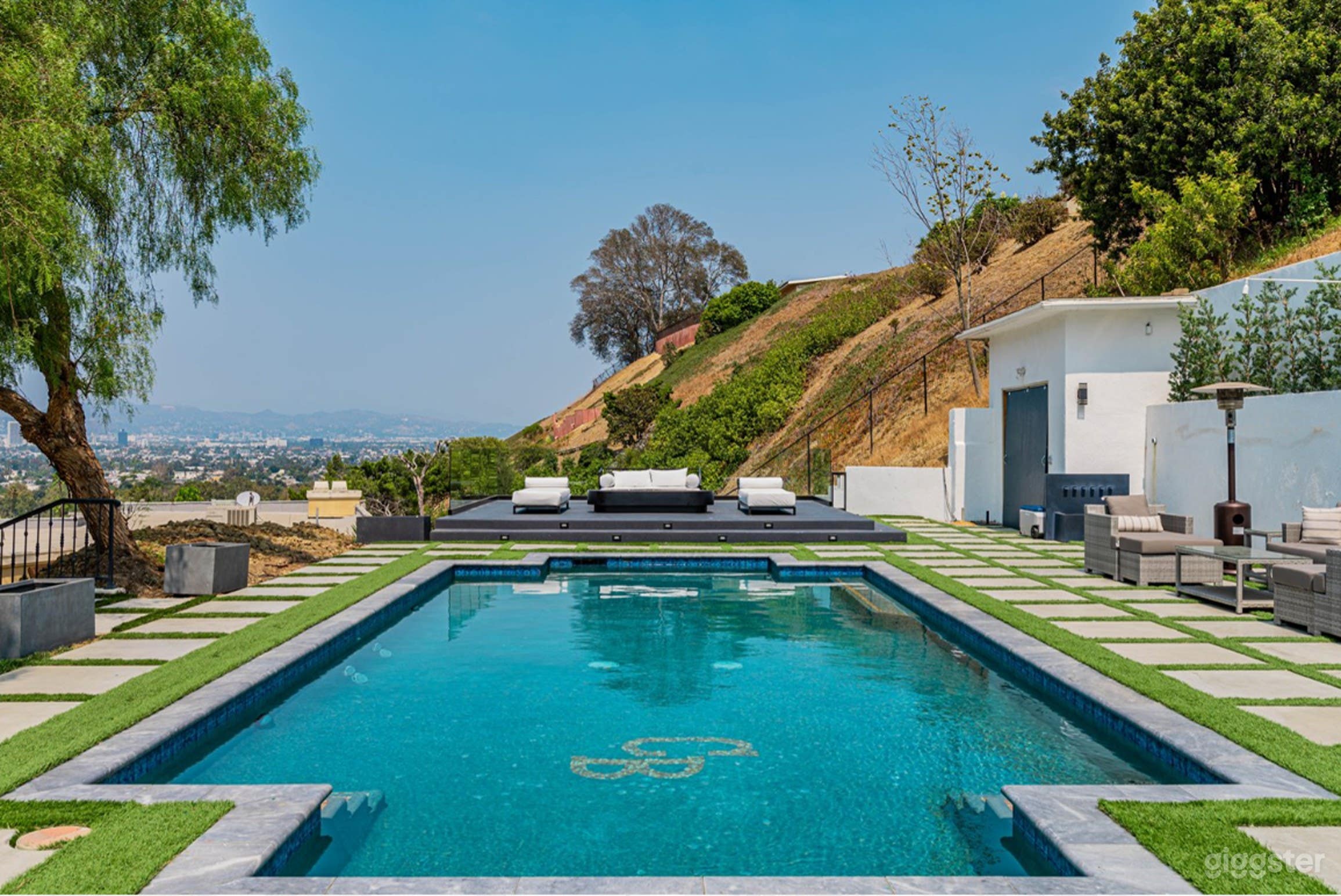 Luxury Poolside Oasis  Photo 4