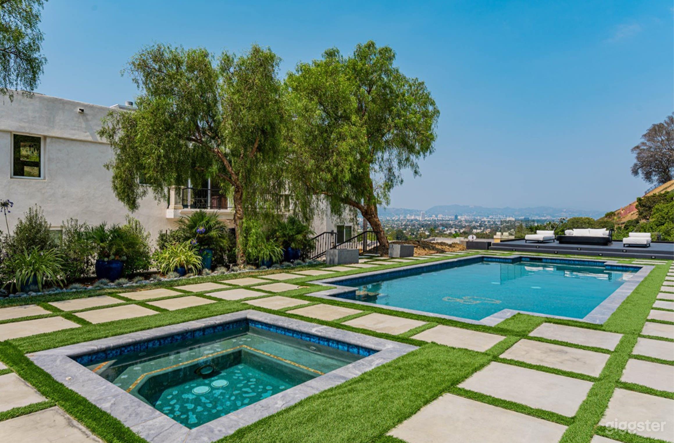 Luxury Poolside Oasis  Photo 3