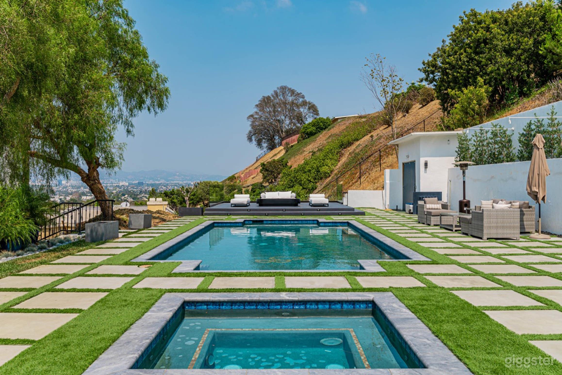 Luxury Poolside Oasis  Photo 2