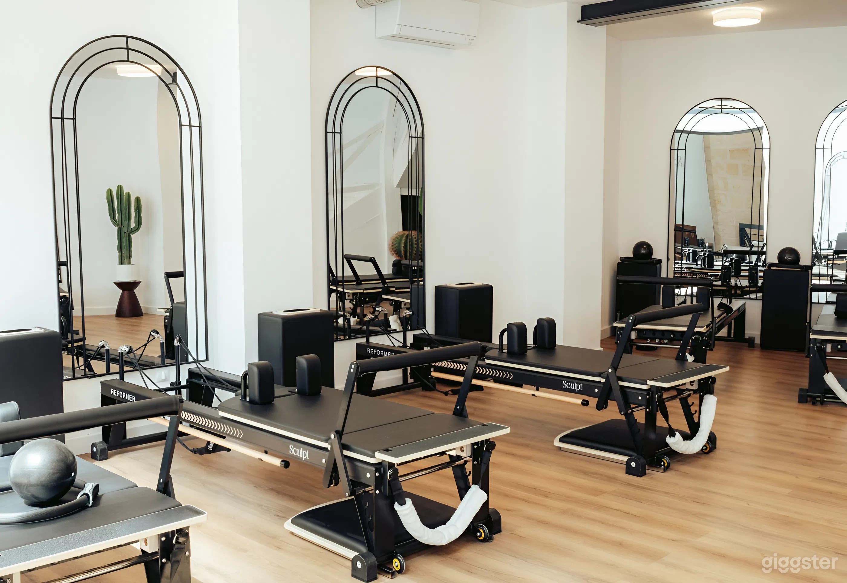 Photo de Studio de Pilates Reformer lumineux avec salon bien-être 1