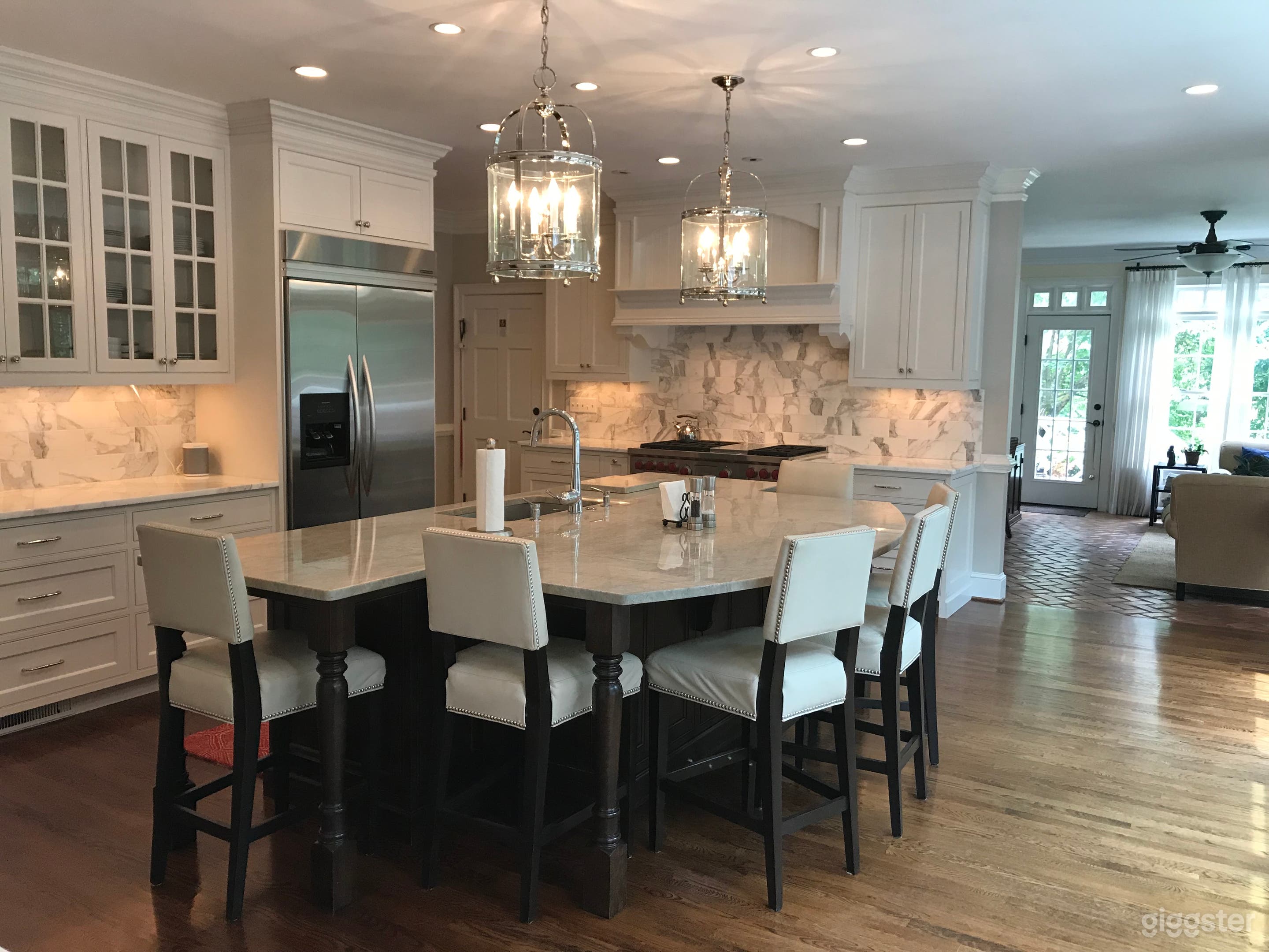 Kitchen with large island