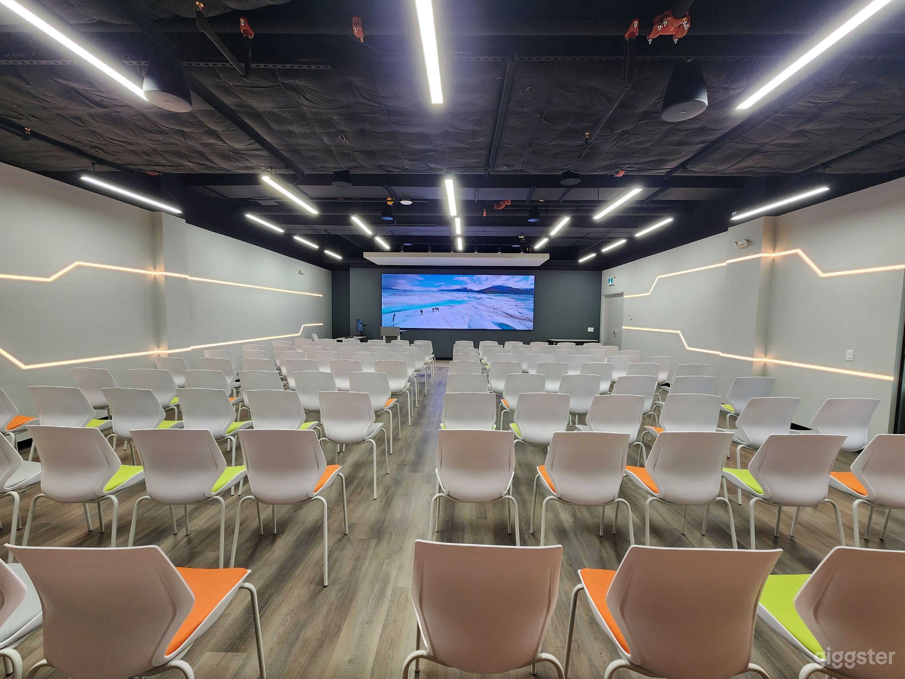 Spacious launchHub Road Show Hall  Photo 4