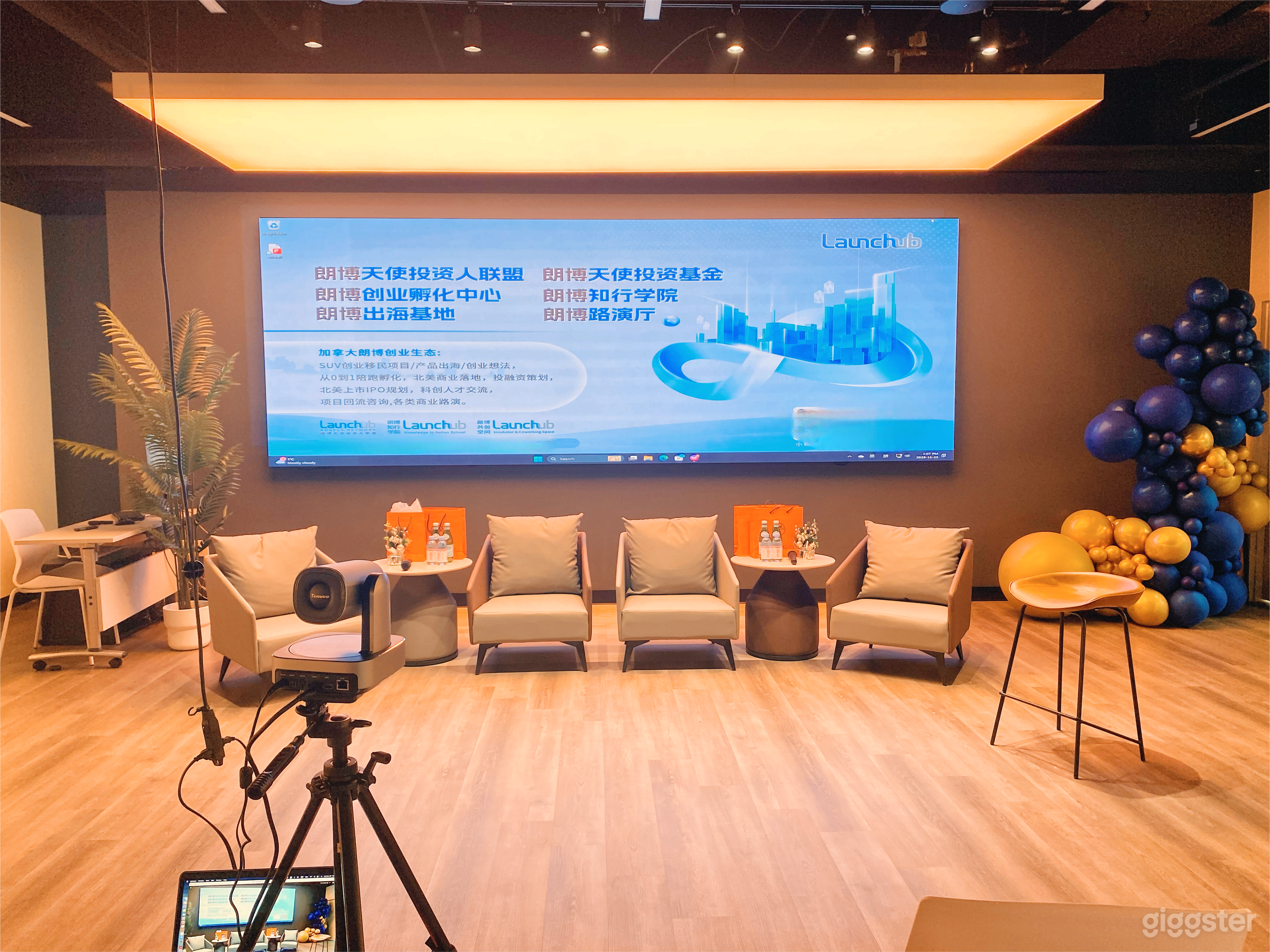 Spacious launchHub Road Show Hall  Photo 3