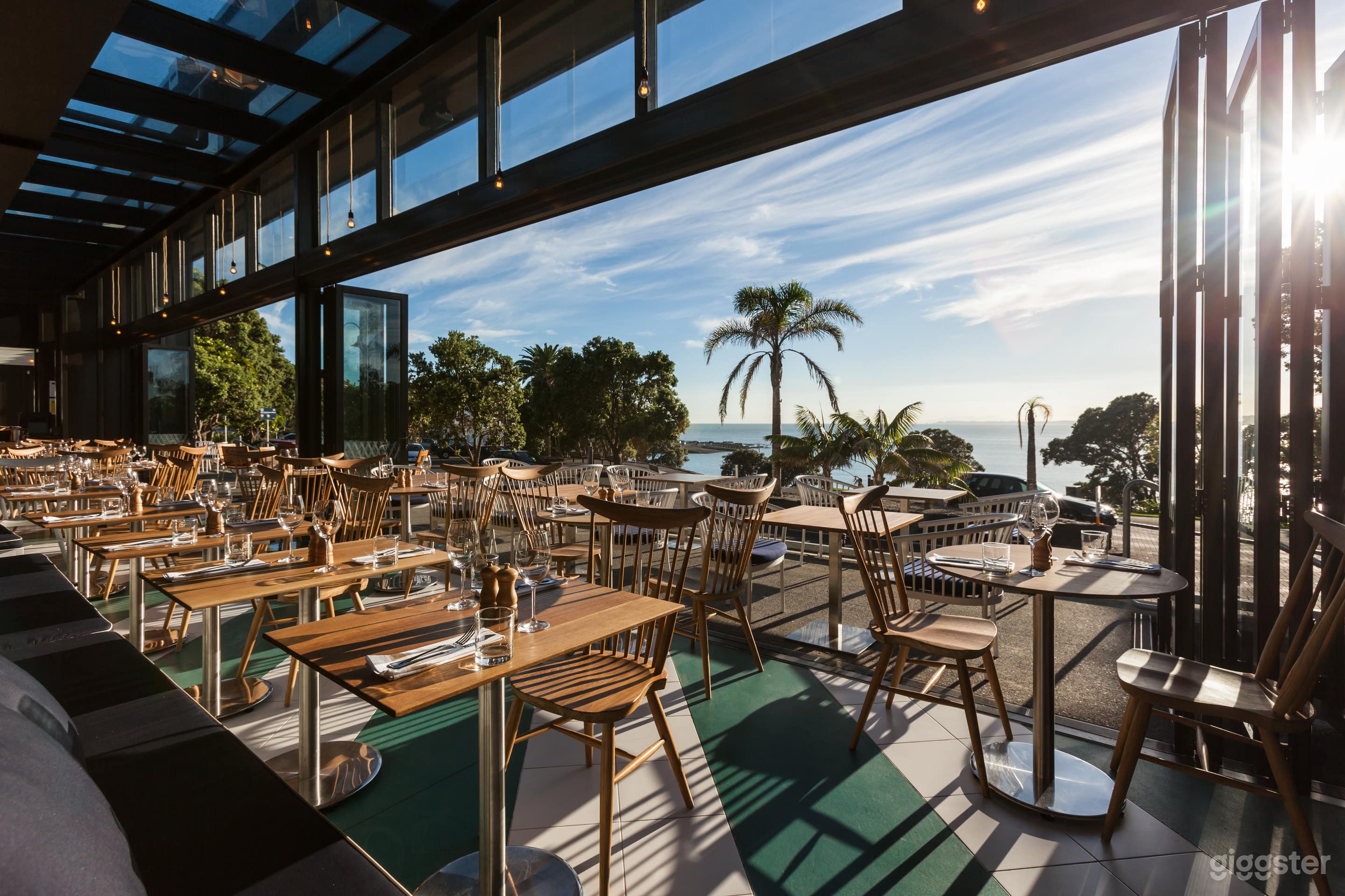 Takapuna Beachfront Bar &amp; Eatery Photo 4