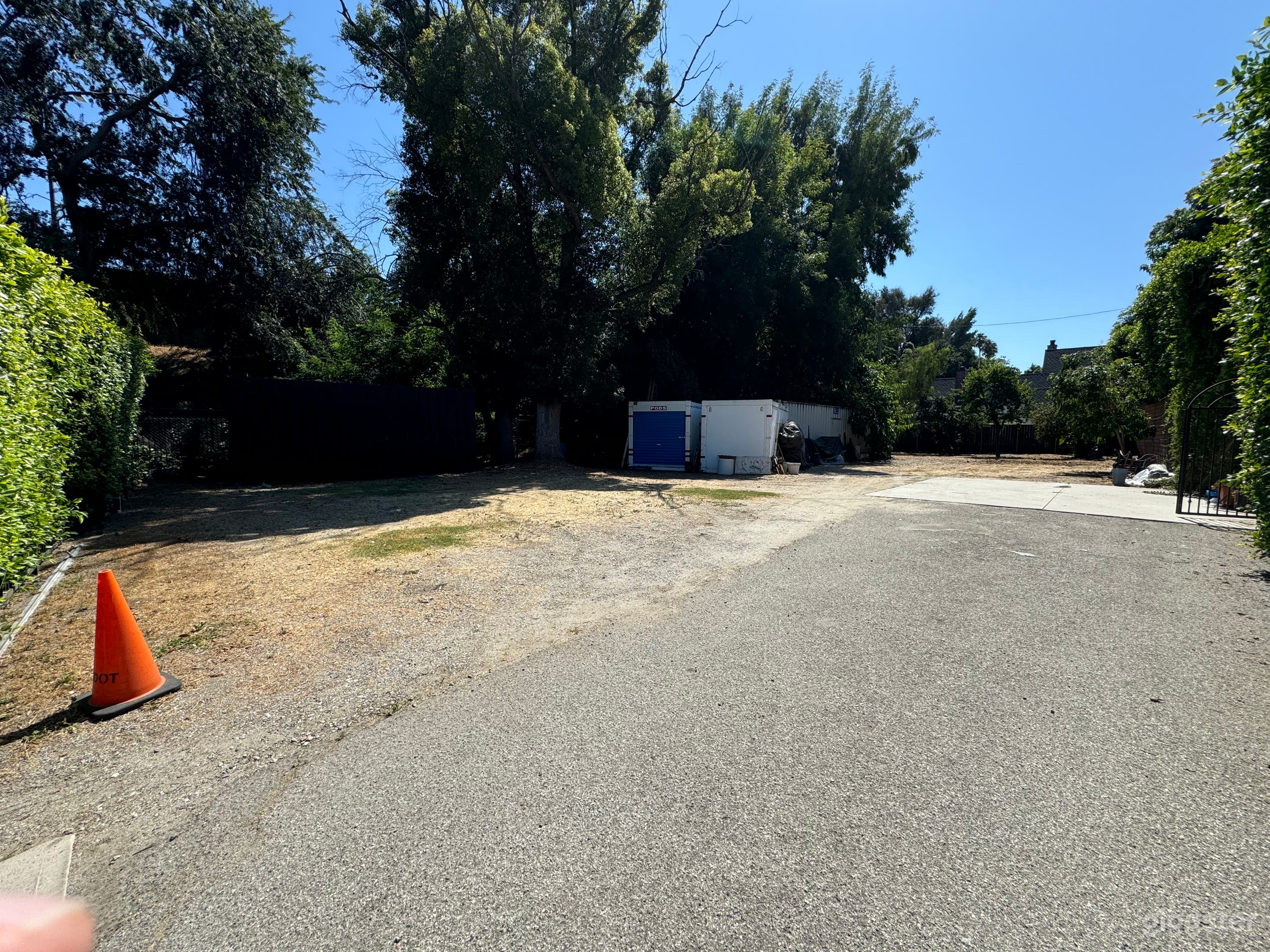 Parking and Staging on empty lot in Toluca Lake Photo 2