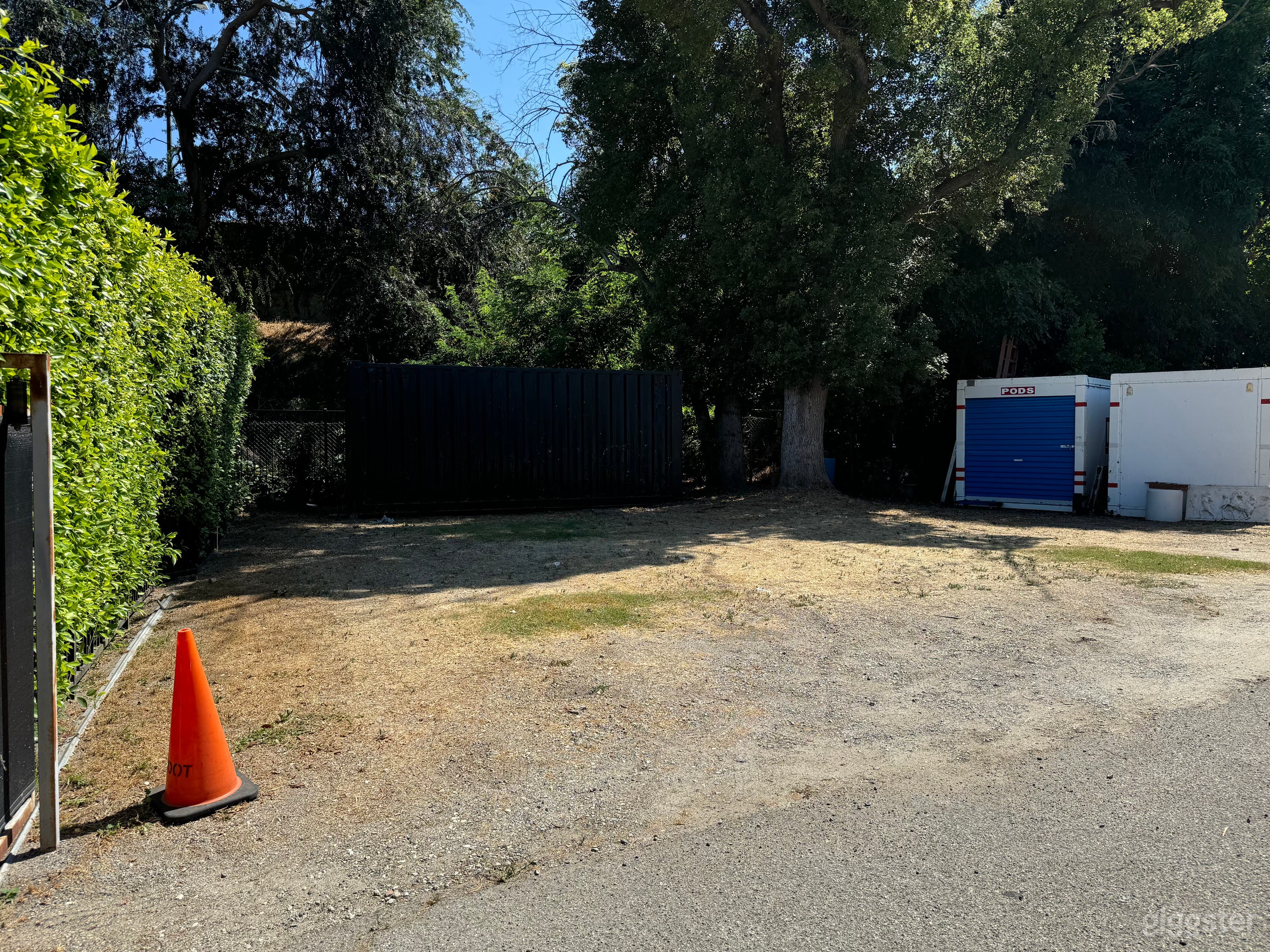 Parking and Staging on empty lot in Toluca Lake Photo 3