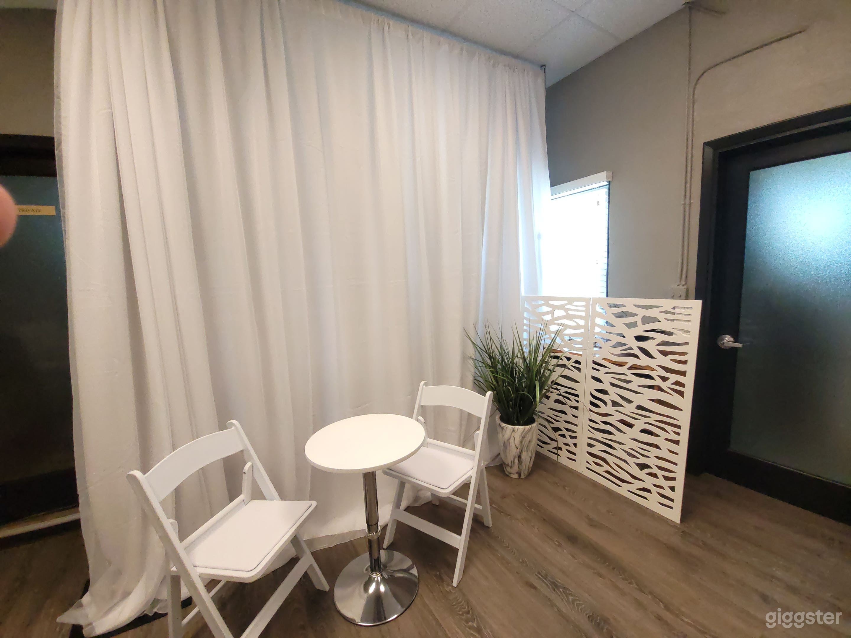 Small Photo Studio with Paper Backdrops Photo 4