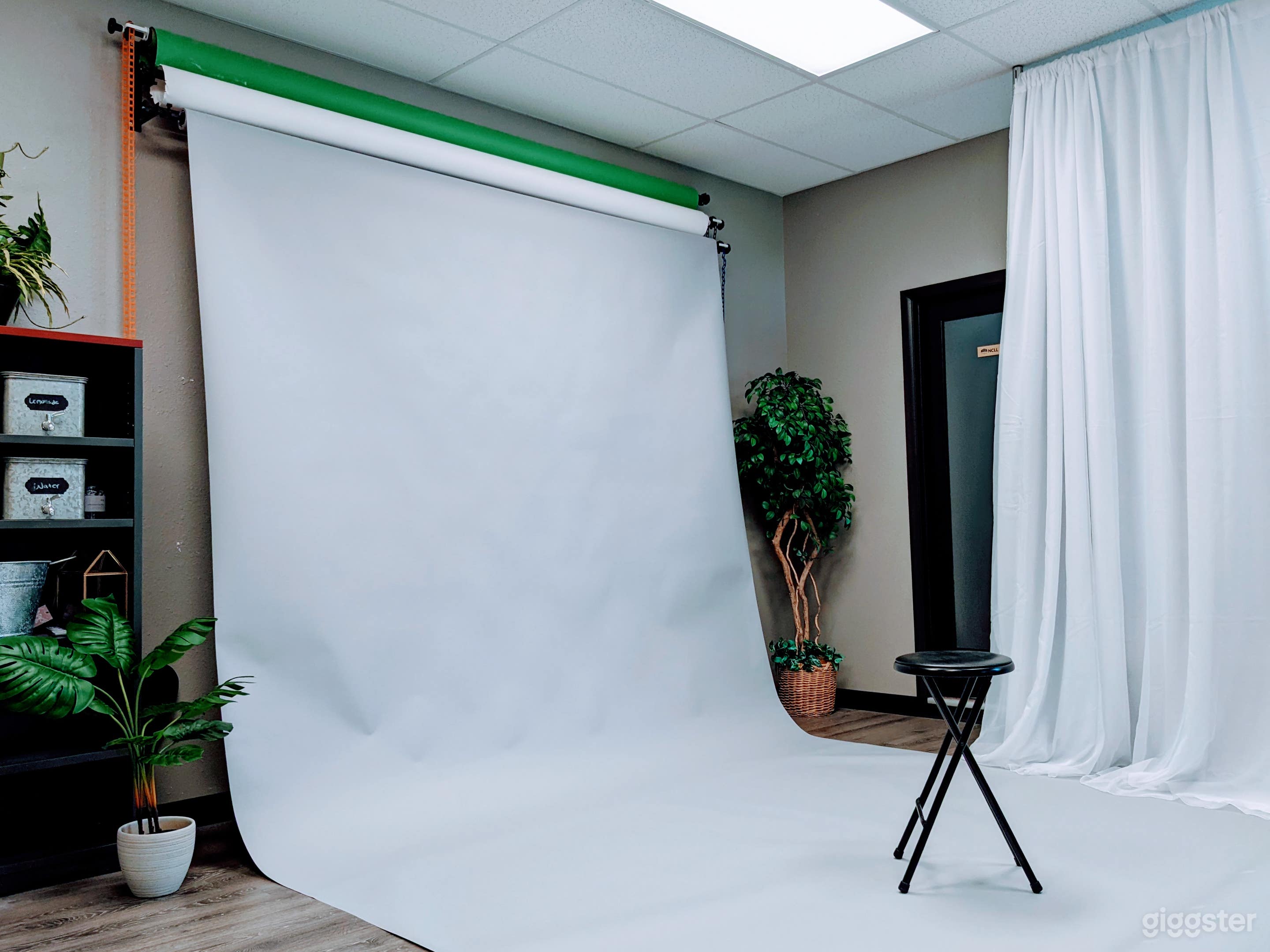 Small Photo Studio with Paper Backdrops Photo 1