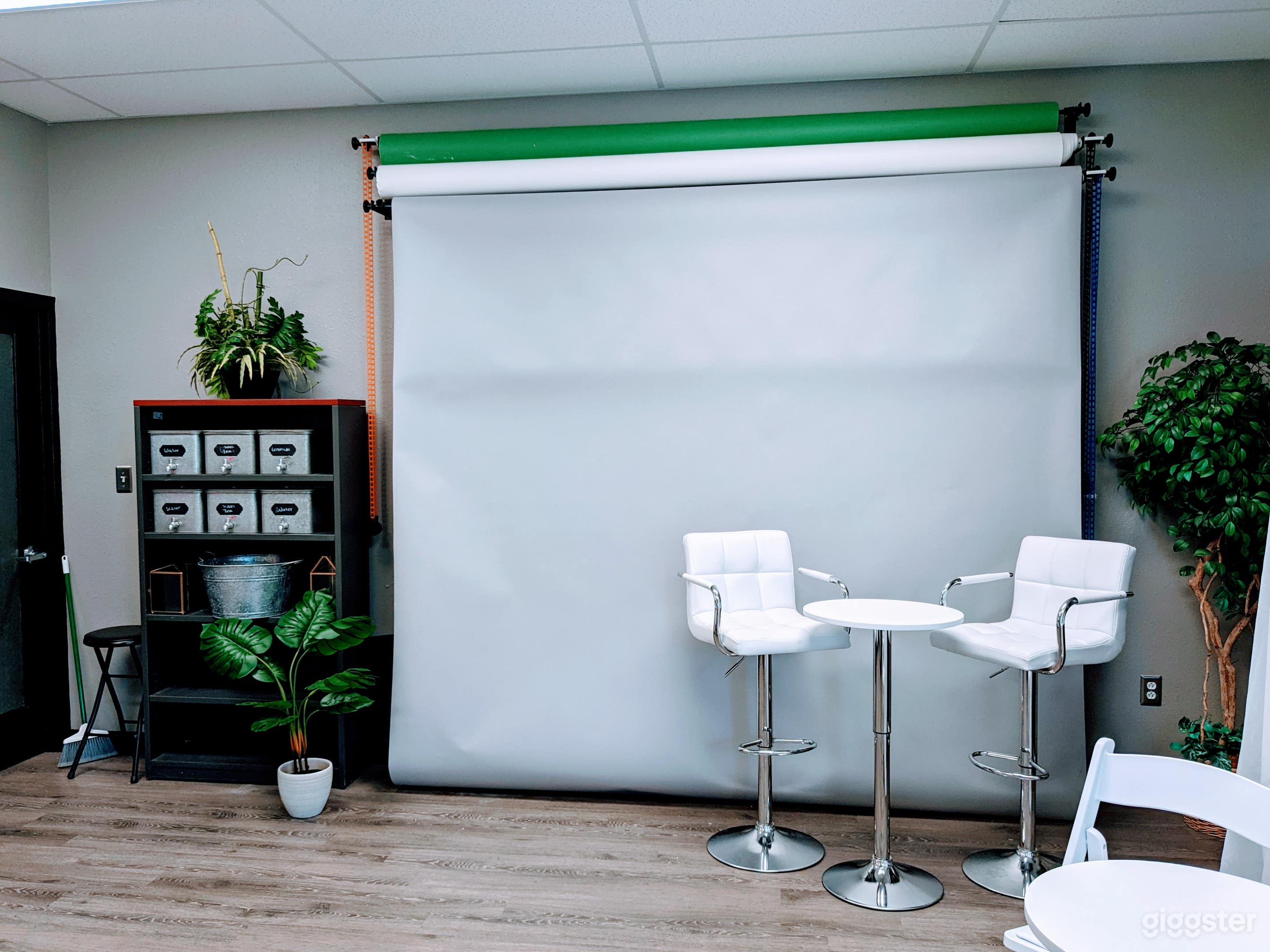 Small Photo Studio with Paper Backdrops Photo 2