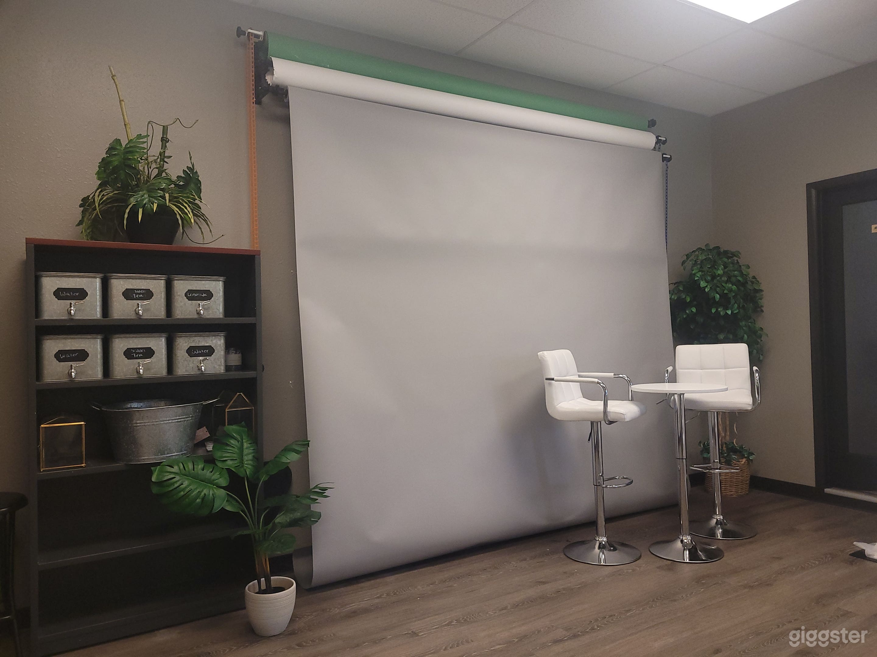 Small Photo Studio with Paper Backdrops Photo 3