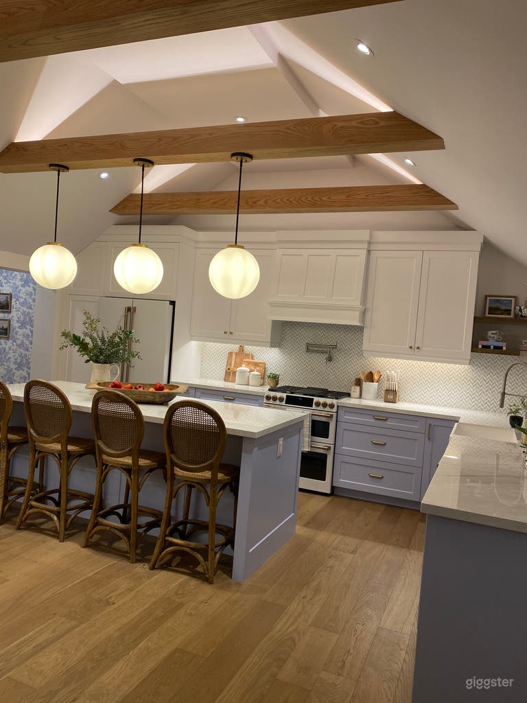  Historic Country Farmhouse in Hamilton  