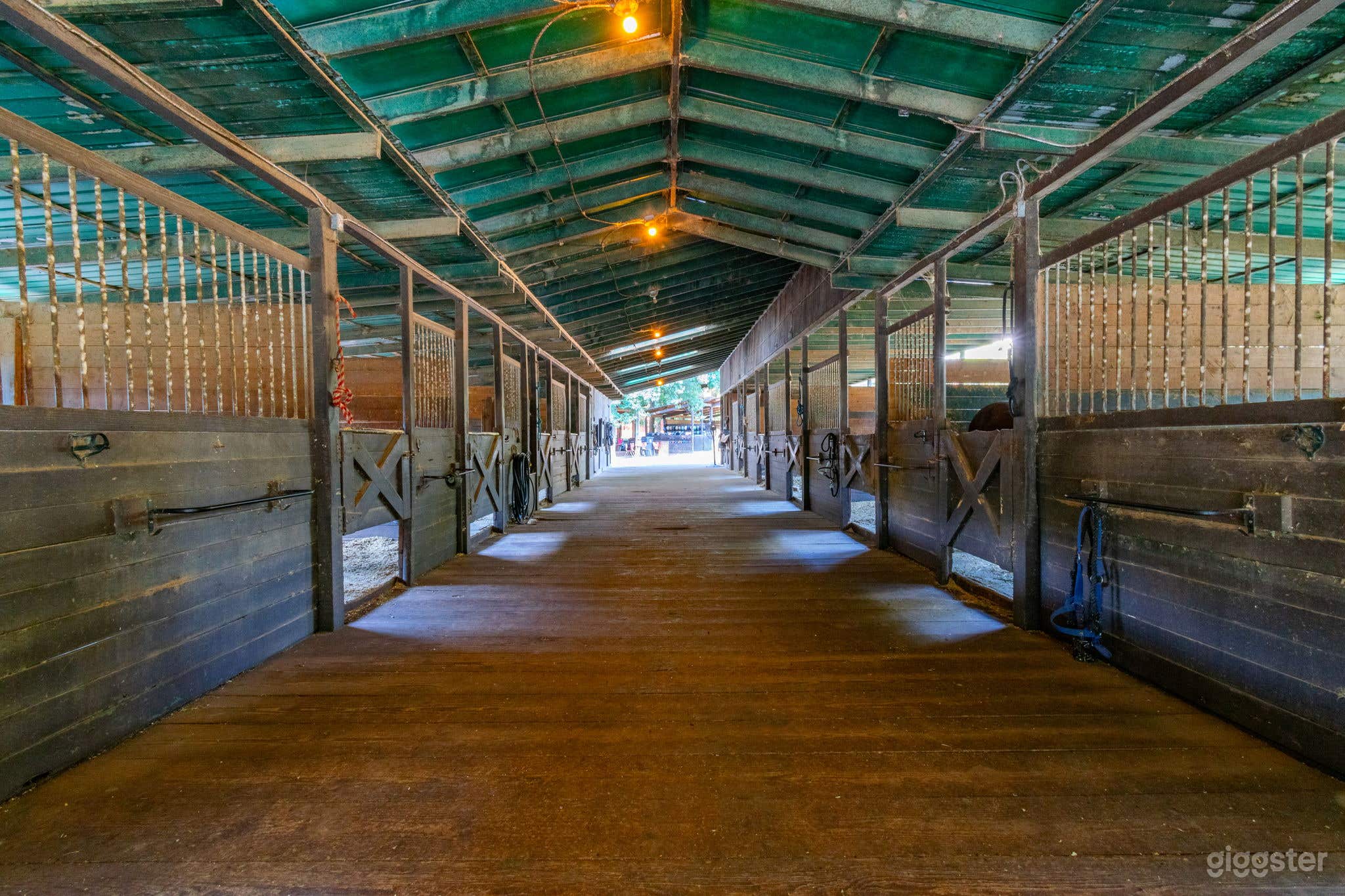 Covered barn w/10 stalls 