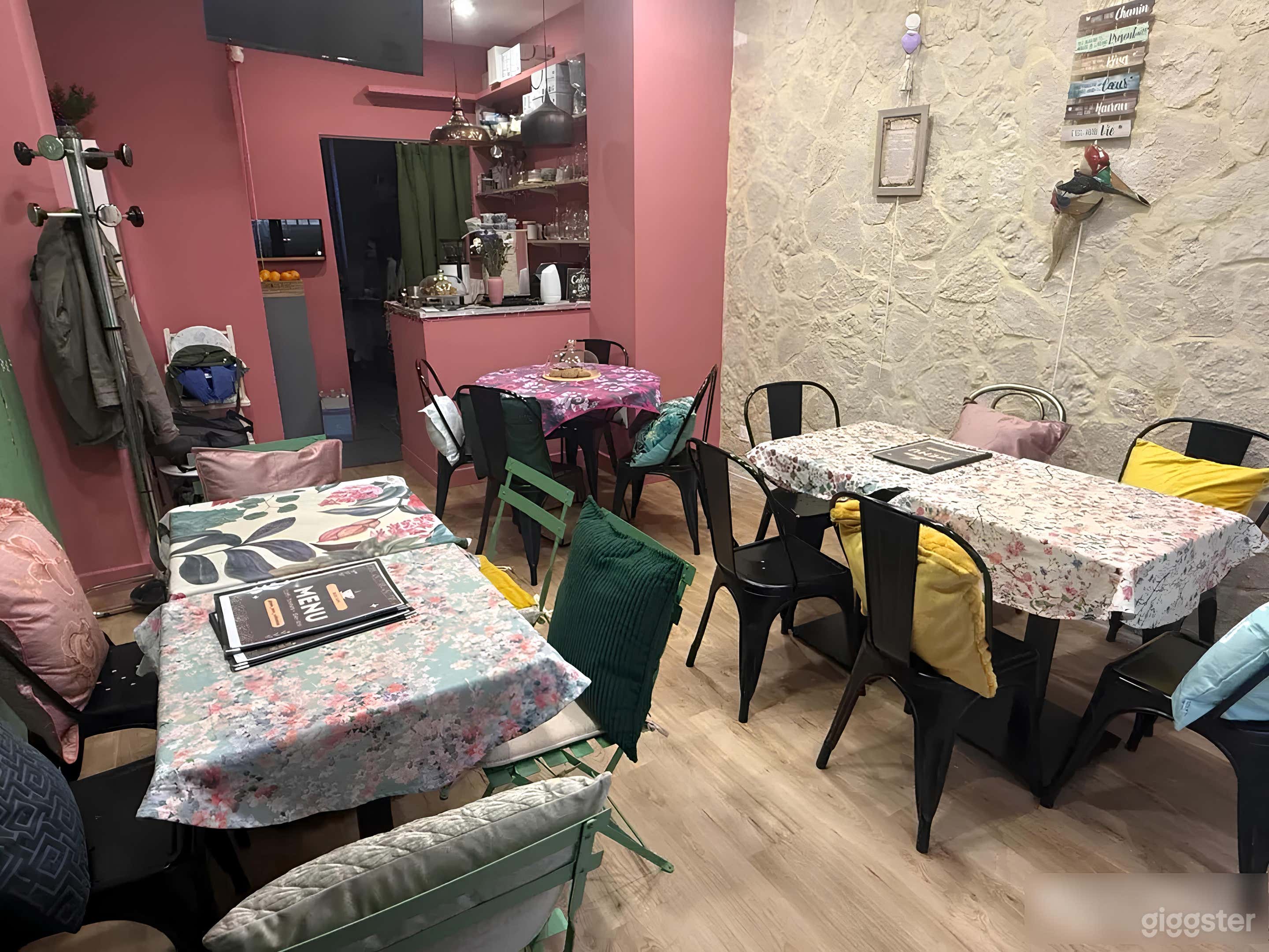 Coffee shop distinctif et chaleureux Photo 2