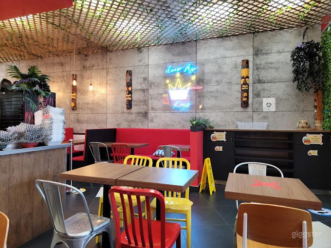 Colourful open kitchen/bar concept/ambiance Photo 2