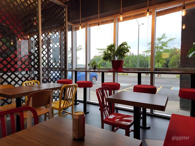 Colourful open kitchen/bar concept/ambiance Photo 1