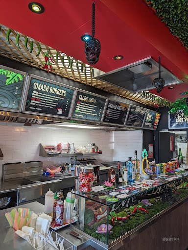 Colourful open kitchen/bar concept/ambiance Photo 4