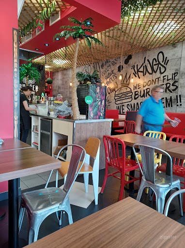 Colourful open kitchen/bar concept/ambiance Photo 3