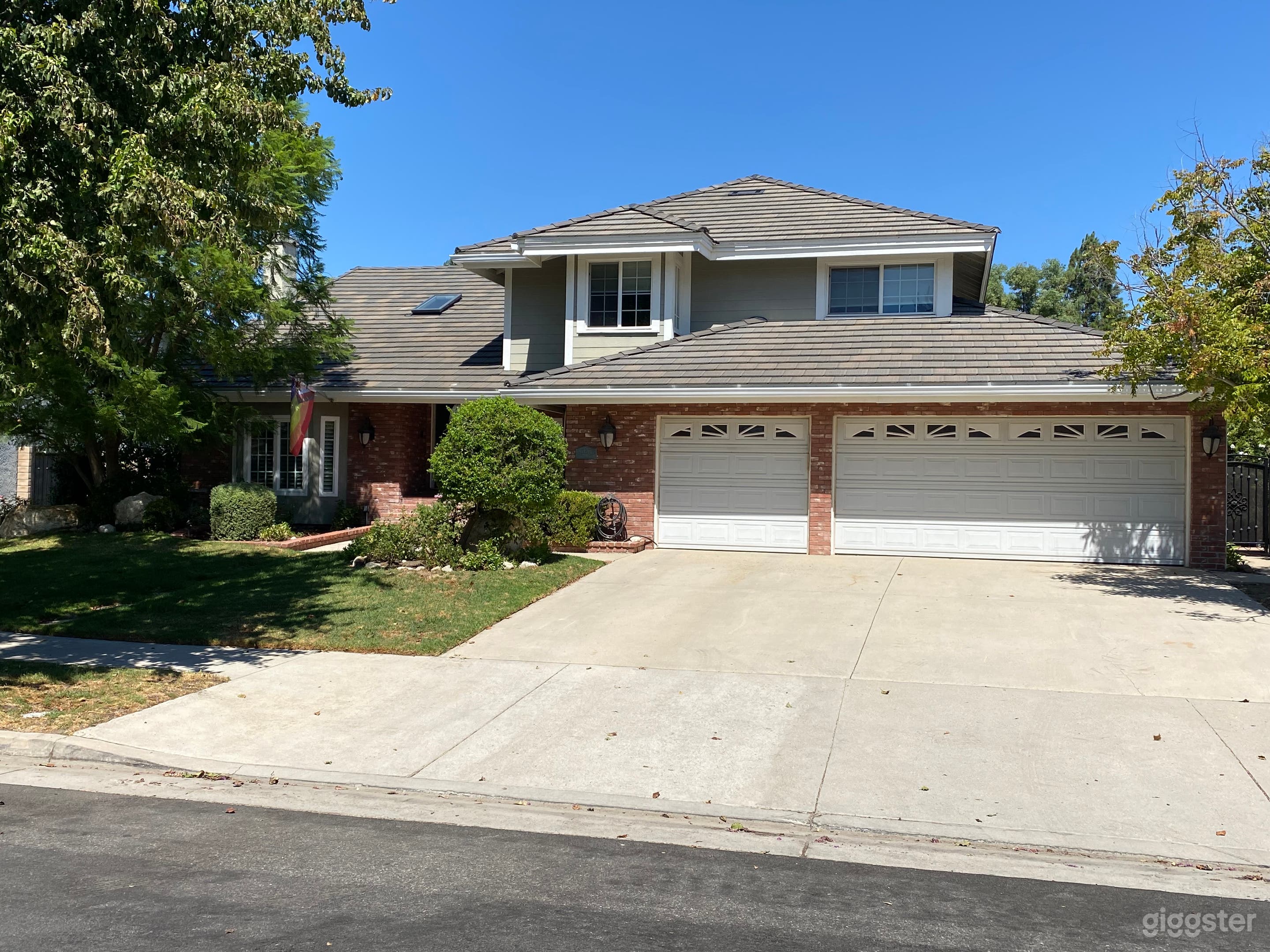 Traditional tennis court property Photo 3