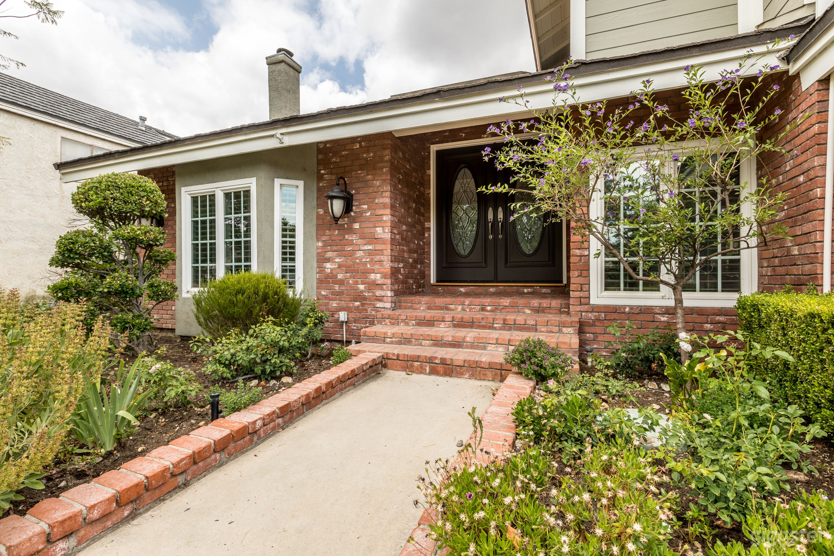 Traditional tennis court property Photo 1