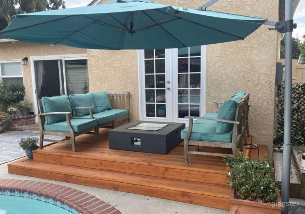 Stunnning Pool with Green Garden Photo 3