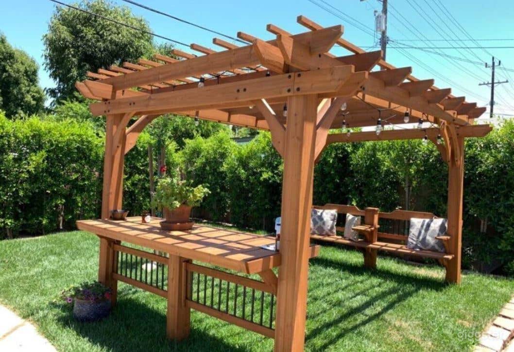 Stunnning Pool with Green Garden Photo 2