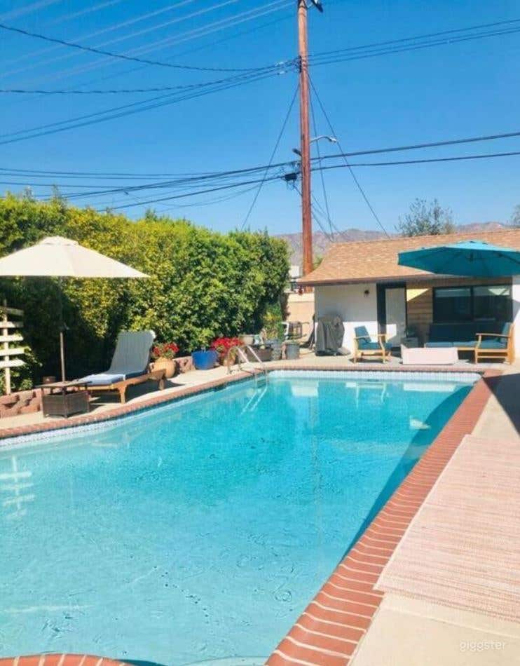 Stunnning Pool with Green Garden Photo 4