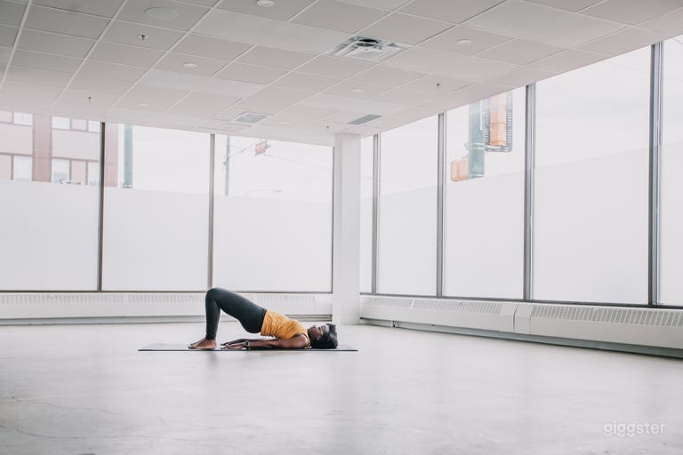  Adaptable Open Space: With its spacious design, this sunroom is ideal for setting up custom film sets or staging unique events. 