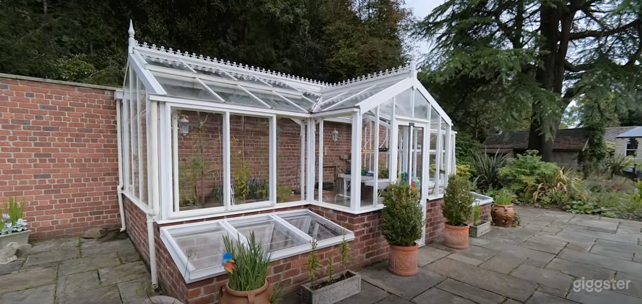 Spacious Outdoor Garden and Courtyard  Photo 2